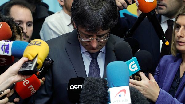 "È finita, mi hanno sacrificato" Puigdemont getta la spugna "È finita, mi hanno sacrificato" Puigdemont getta la spugna