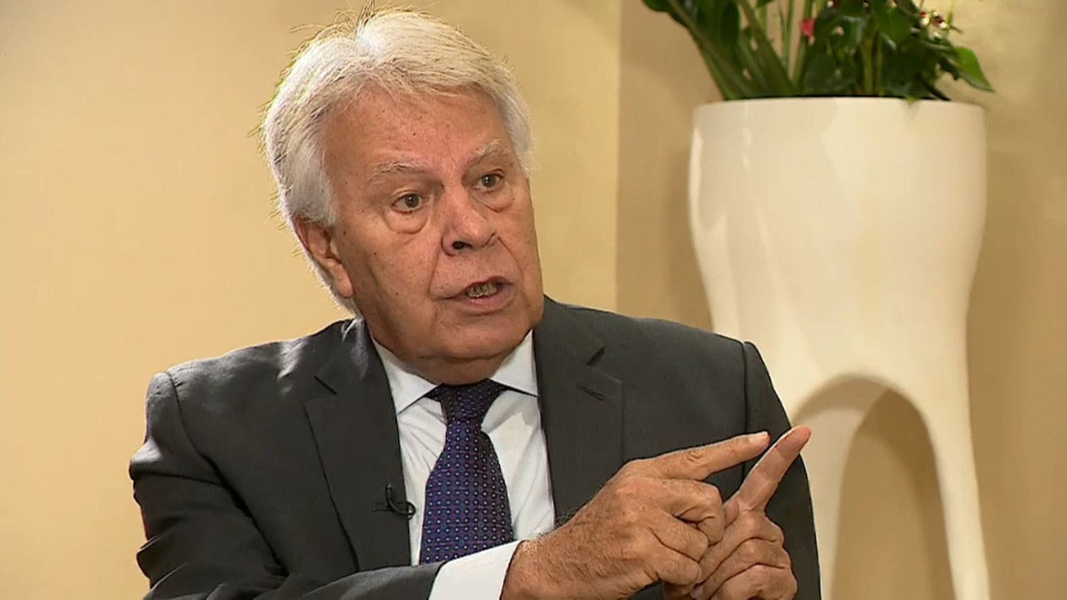 Фелипе Гонсалес: "Некоторые полагают, что демократия выше закона.."