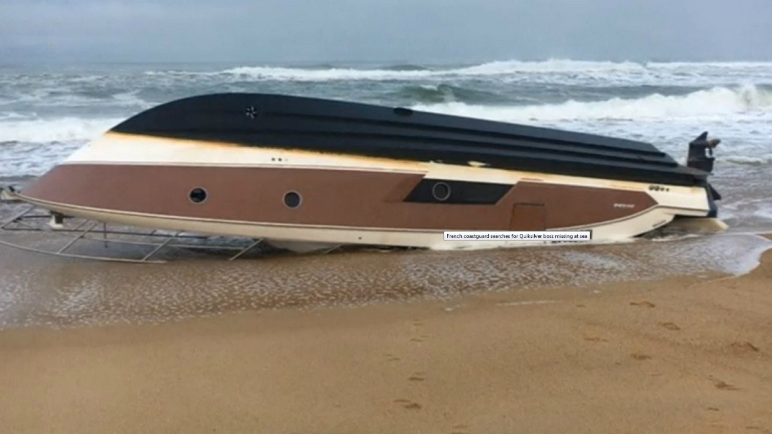 Barco de Pierre Agnès encalhou numa praia de Hossegor