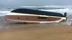 Barco de Pierre Agnès encalhou numa praia de Hossegor