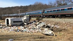 Поезд с конгрессменами столкнулся с мусоровозом