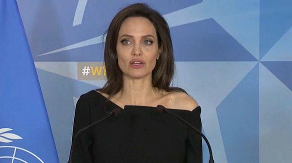 Angelina Jolie contro la violenza sulle donne in guerra Angelina Jolie contro la violenza sulle donne in guerra