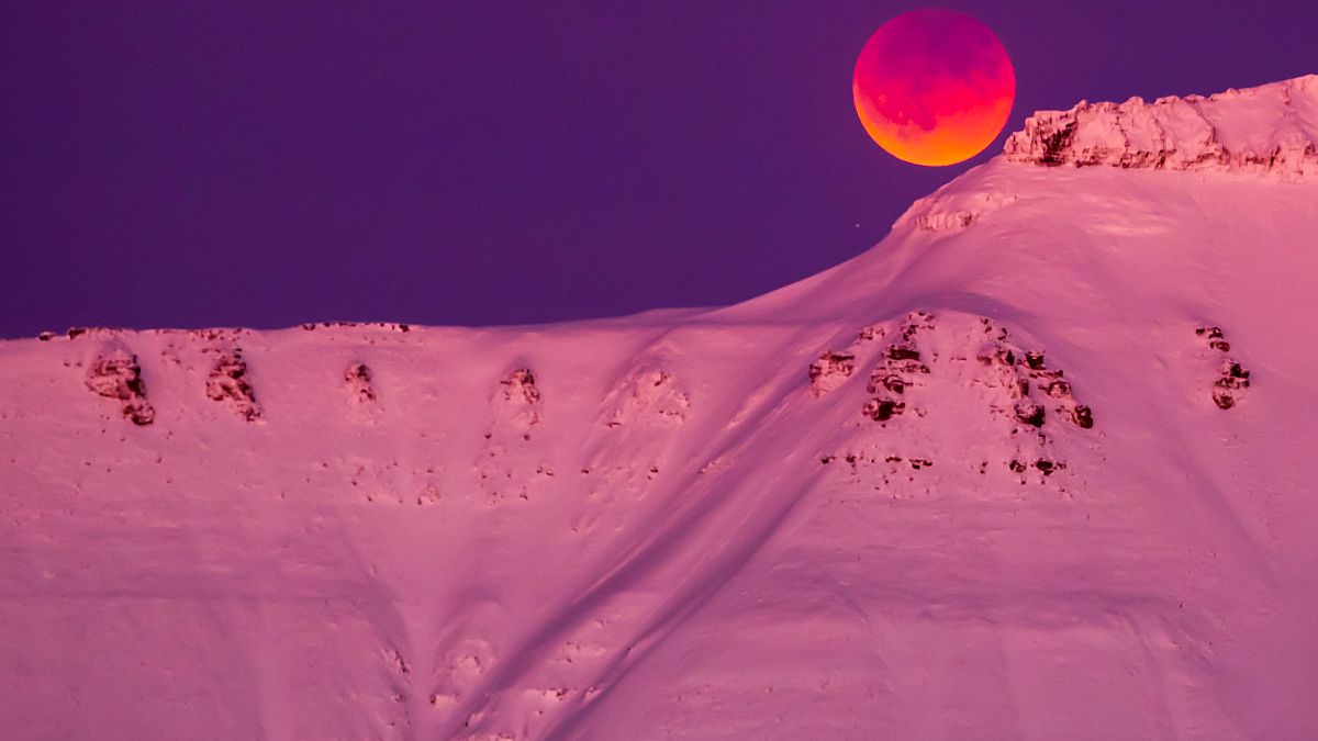 Η σούπερ μπλε ματωμένη σελήνη πάνω από βουνό της Νορβηγίας 