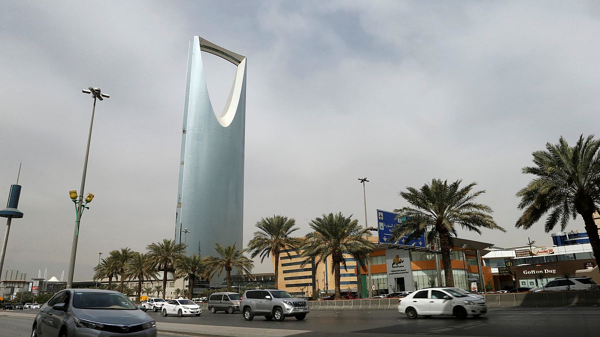 السعودية تمنع وظائف على الأجانب في اثنيْ عشر قطاعاً 