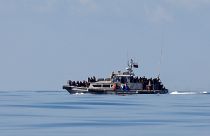 Migranten auf einem Boot im Mittelmeer.
