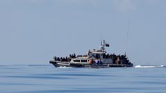 Migranten auf einem Boot im Mittelmeer.