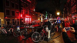 Amsterdam, regole più rigide per i tour: i turisti dovranno dare le spalle alle prostitute