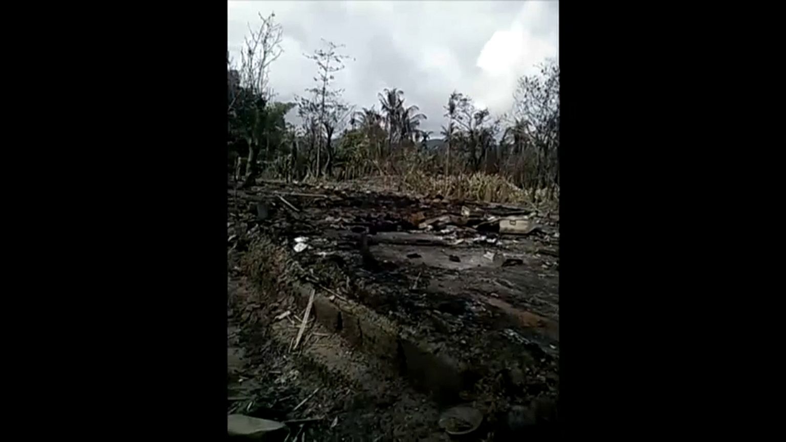 Relatório da Associated Pres mostra imagens de valas comuns no Myanmar.
