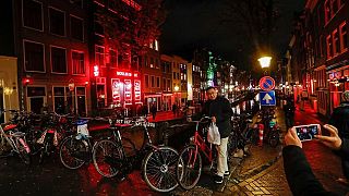 'Tourists must have their backs turned to red light district windows', says Amsterdam city council