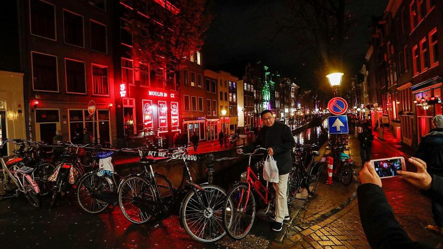 Hátat kell fordítani a turistáknak Amszterdam piroslámpás negyedében