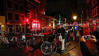 Hátat kell fordítani a turistáknak Amszterdam piroslámpás negyedében