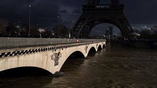 بالفيديو: تساقط الأمطار الغزيرة غمر بعض أنحاء باريس بالمياه