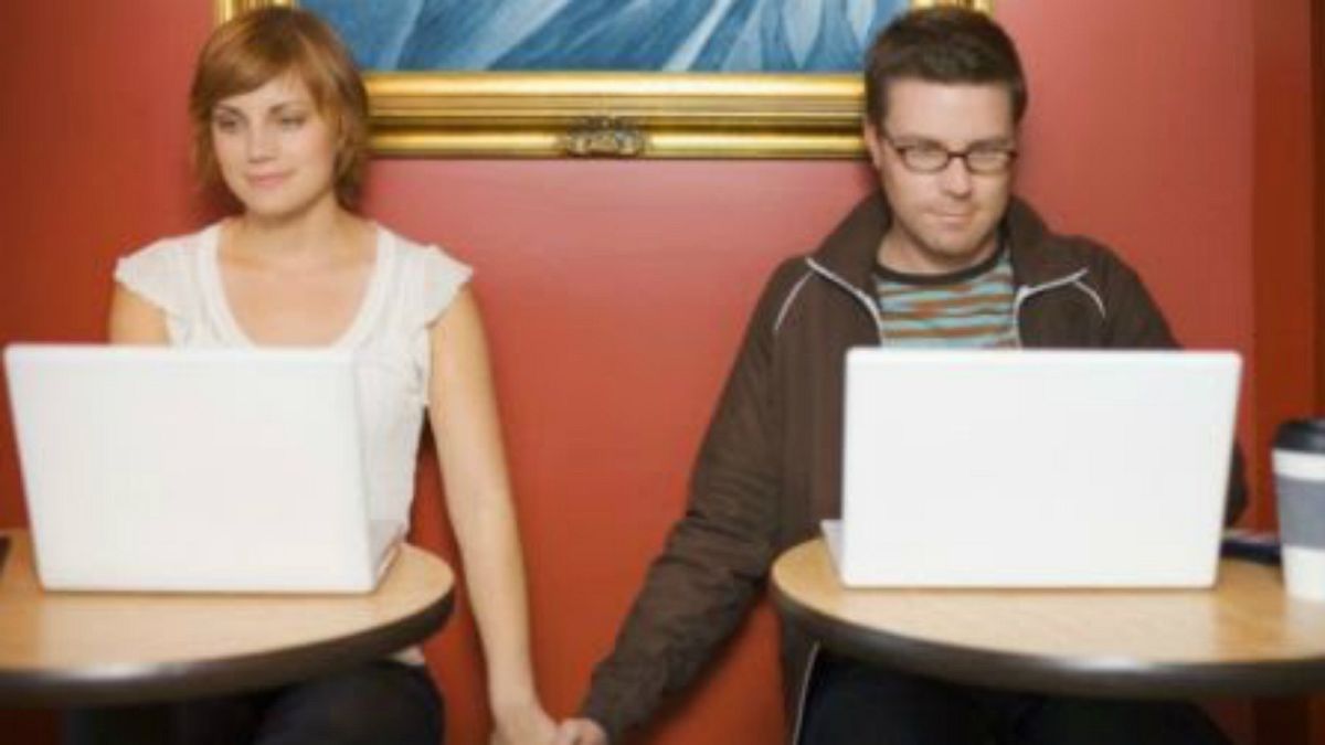 واحد من كل ثلاثة أزواج يتابع البحث عن شريك على الإنترنت