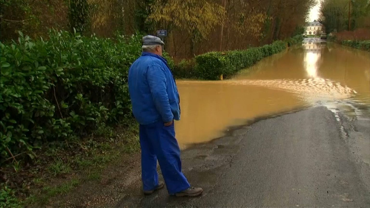 Rain continues to flood Paris suburbs