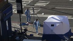 Forensiker untersuchen den Tatort.