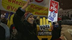 Ein Mann streckt seine Faust in die Luft während einer Demo in Bukarest.