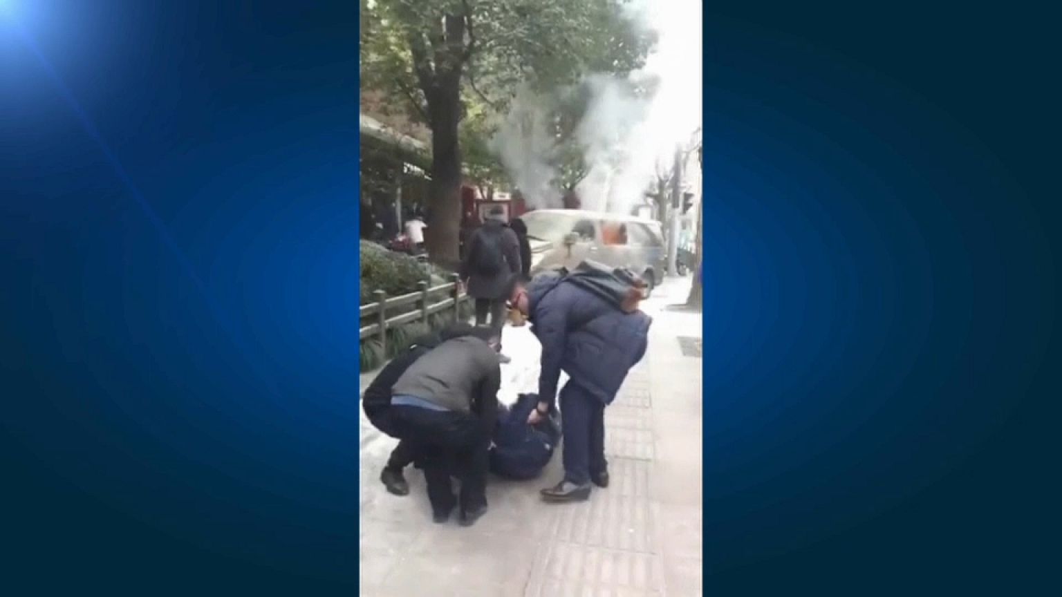 Un fourgon en feu fonce sur la foule à Shanghai 