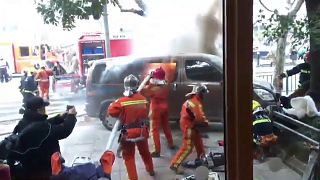 Shanghai: furgone in fiamme sulla folla, 18 feriti. Ma non è un attentato