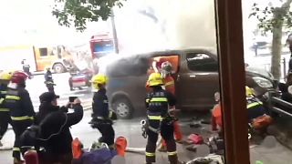 Şanghay'da kontrolden çıkan minibüs dehşet saçtı