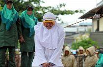 امرأة تتعرض للجلد في إندونيسيا