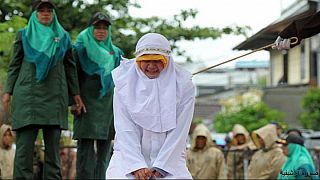 امرأة تتعرض للجلد في إندونيسيا