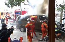 Feuerwehrleute löschen den Van in Schanghai