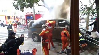 Feuerwehrleute löschen den Van in Schanghai