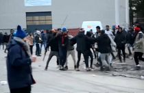 Migranten kämpfen gegeneinander in Calais.