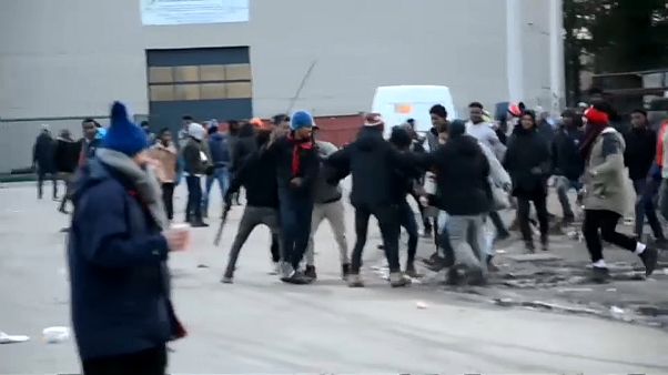 Migranten kämpfen gegeneinander in Calais. Migranten kämpfen gegeneinander in Calais.