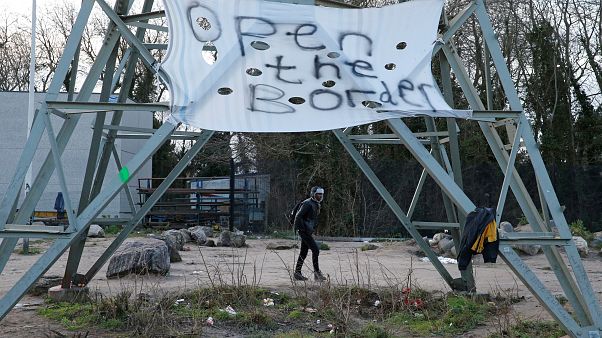 Botte tra migranti a Calais: venti feriti Botte tra migranti a Calais: venti feriti