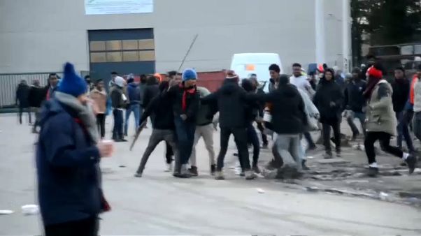 Francia toma medidas para evitar la violencia entre inmigrantes en Calais Francia toma medidas para evitar la violencia entre inmigrantes en Calais
