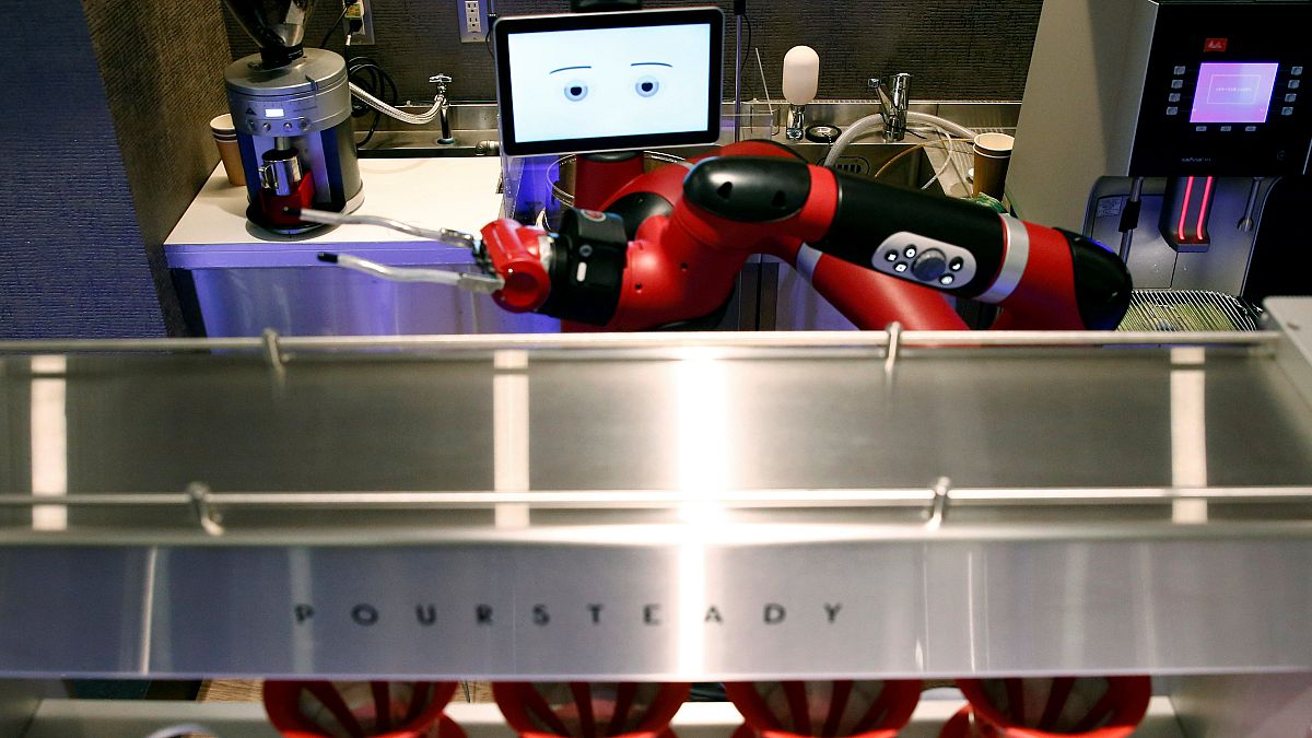 روبات قهوه‌چی در ژاپن نوشیدنی گرم به مشتری می‌دهد