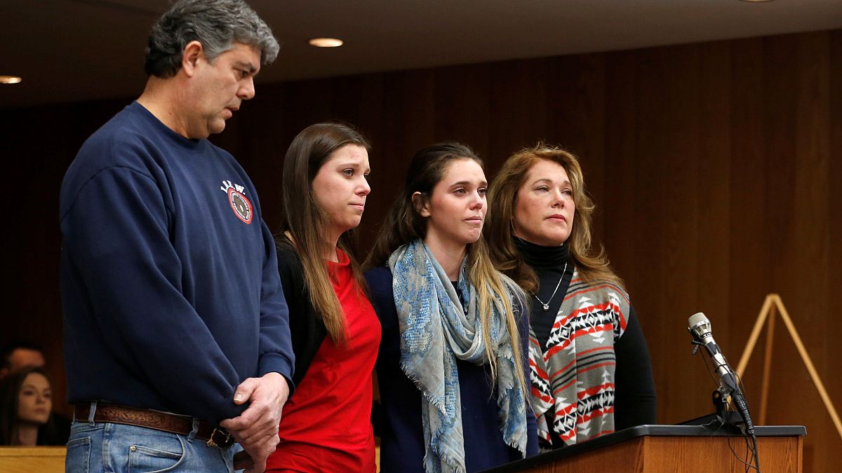 والد فتيات تعرّضن لاعتداء جنسي يهاجم المتهم في قاعة المحكمة  