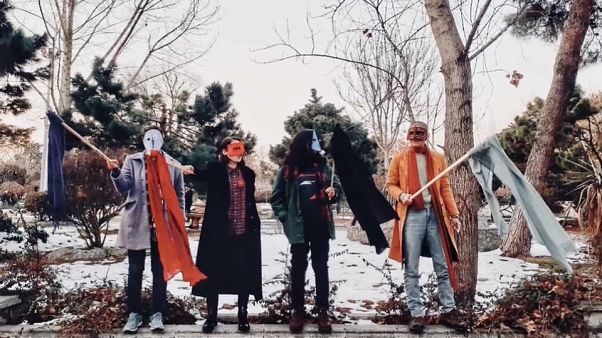 İran'da kadınların başörtüsü eylemi yayılıyor İran'da kadınların başörtüsü eylemi yayılıyor