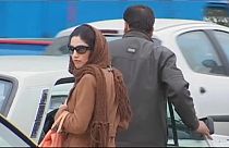 Detenidas una treintena de mujeres iraníes por mostrar su pelo en público