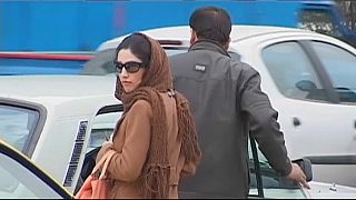 Detenidas una treintena de mujeres iraníes por mostrar su pelo en público