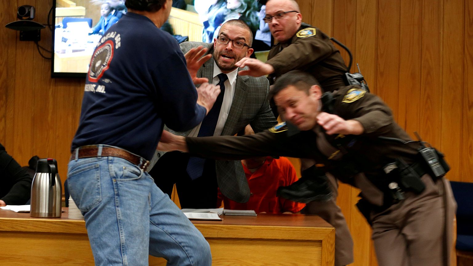 Abusi sessuali: padre di tre delle vittime si scaglia contro il "demone" Nassar