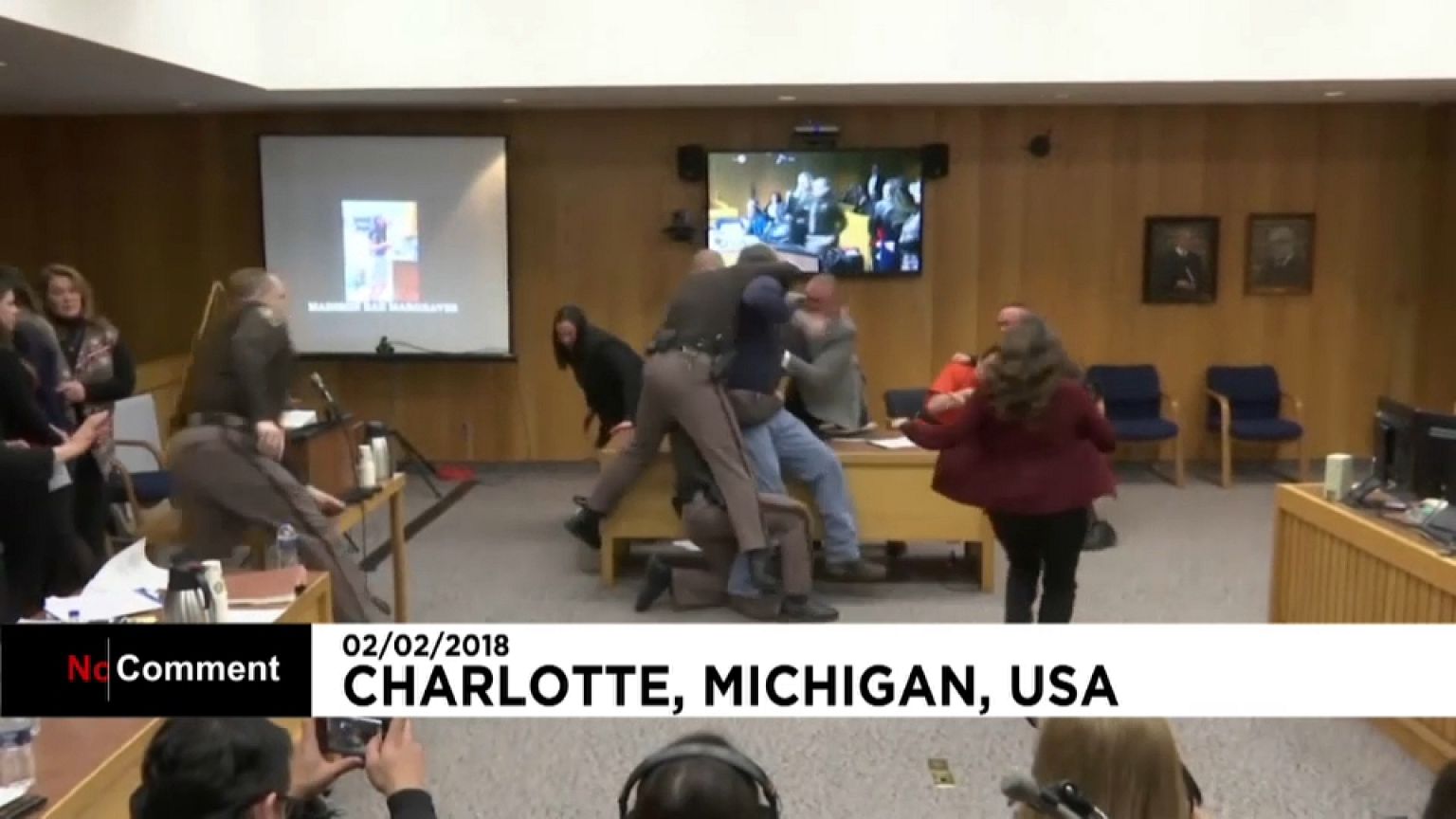 El padre de tres víctimas de abusos sexuales intenta agredir a Nassar