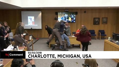 El padre de tres víctimas de abusos sexuales intenta agredir a Nassar