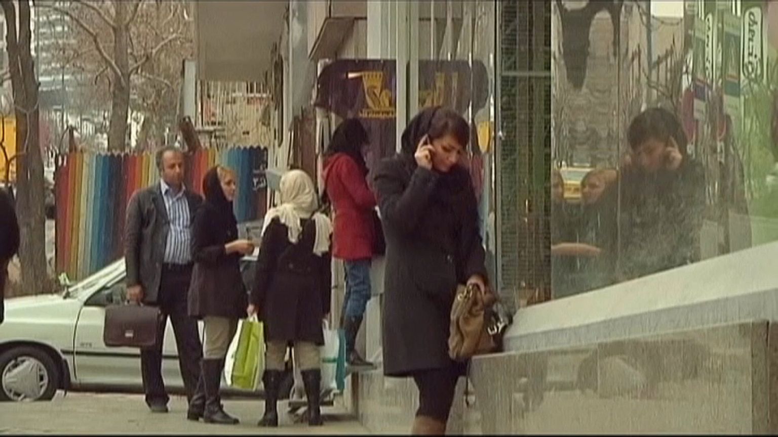  29 iranianas presas por protestos contra o hijab obrigatório