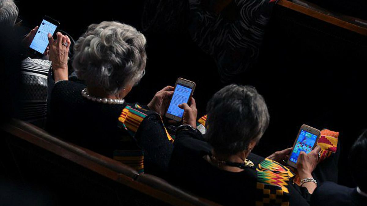 نائبات يلعبن كاندي كراش ويتابعن تويتر أثناء خطاب ترامب أمام الكونغرس