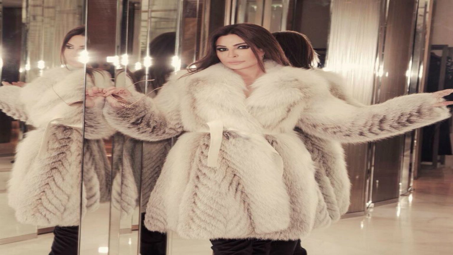 شاهد لحظة إصابة إليسا بالاغماء وسقوطها على خشبة المسرح بدبي 