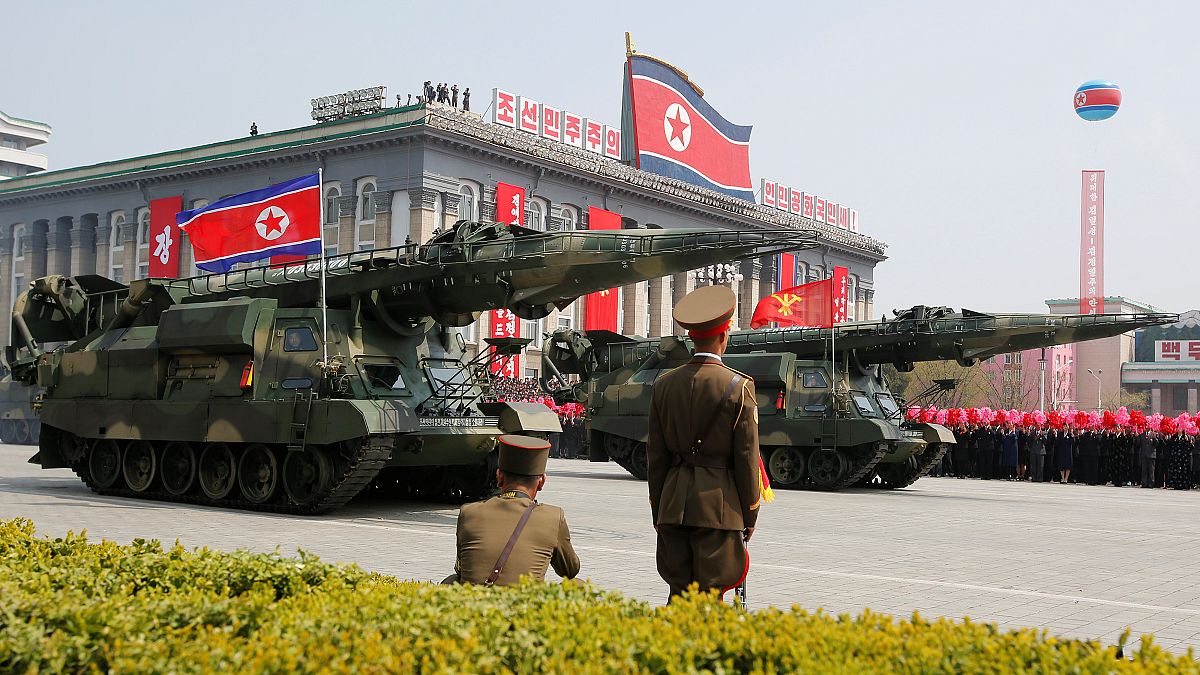 دبابات في عرض عسكري بكوريا الشمالية 