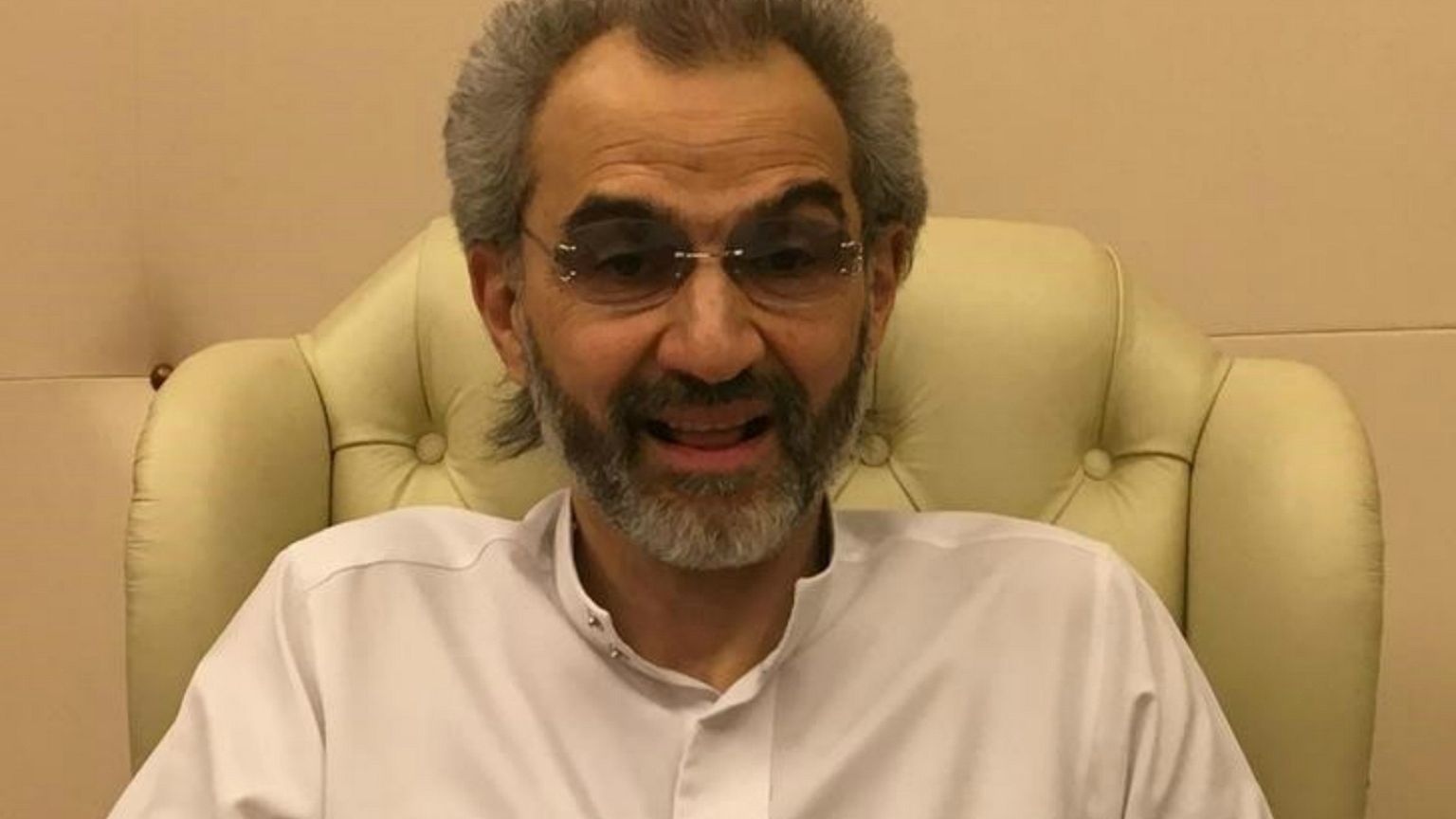 الأمير السعودي وليد بن طلال من داخل فندق ريتز كارلتون في الرياض 