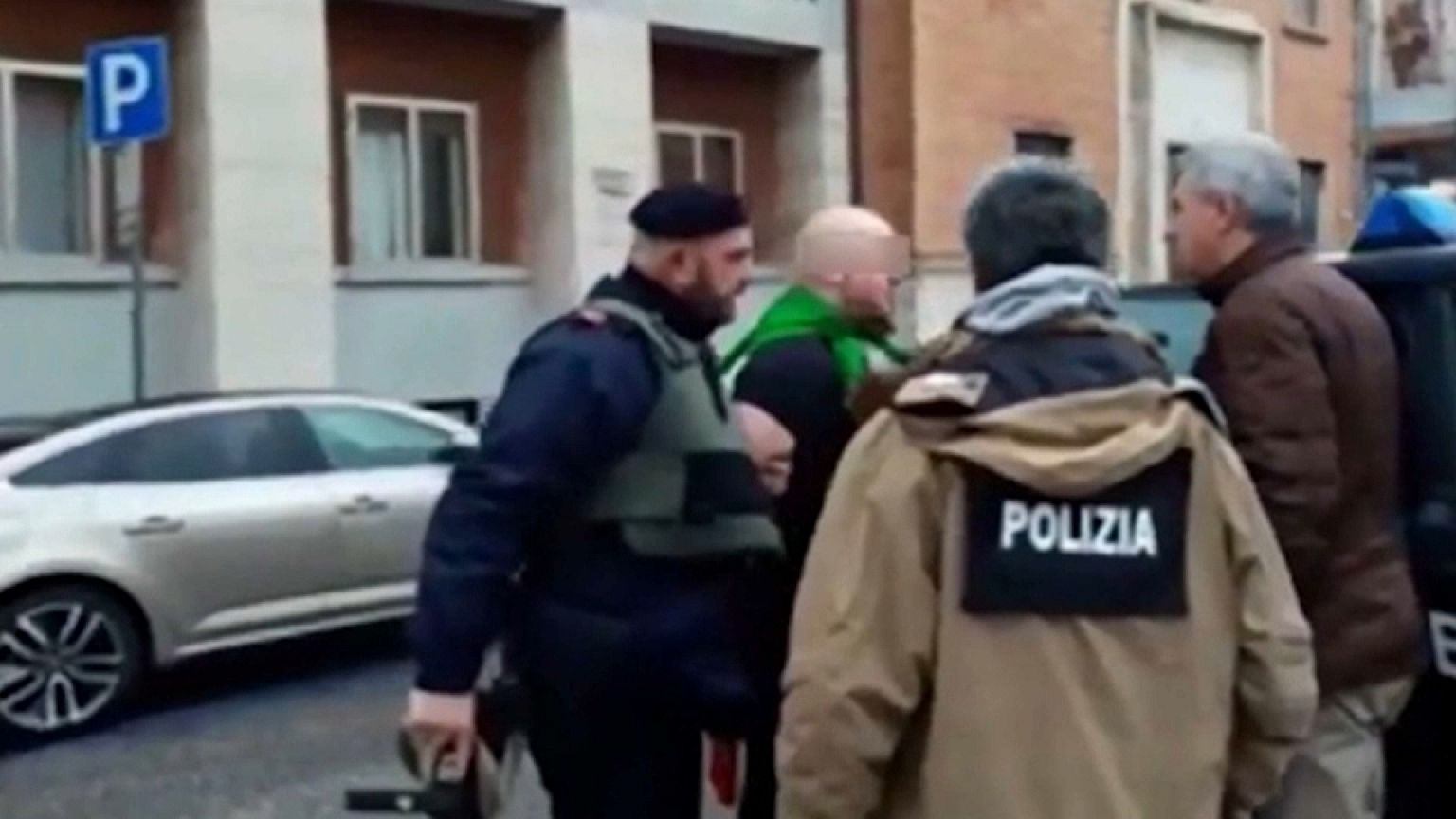 L'arresto di Luca Traini, avvolto nel tricolore