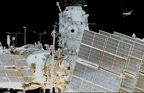 شاهد: رائدا فضاء روسيان يسيران لست ساعات خارج المحطة الفضائية