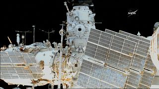 شاهد: رائدا فضاء روسيان يسيران لست ساعات خارج المحطة الفضائية