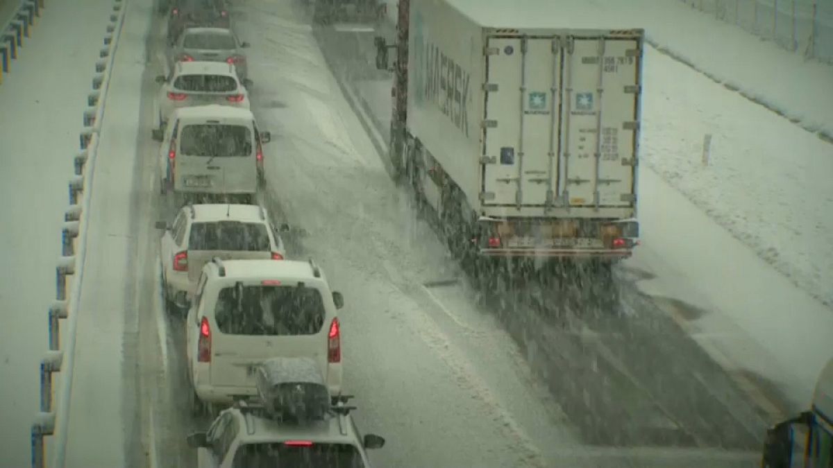 Balcani sotto la neve, traffico in tilt