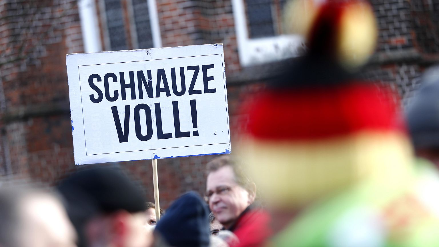 Demos in Cottbus: Etwa 1.000 für und etwa 2.000 gegen Flüchtlinge