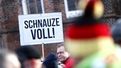 Demos in Cottbus: Etwa 1.000 für und etwa 2.000 gegen Flüchtlinge